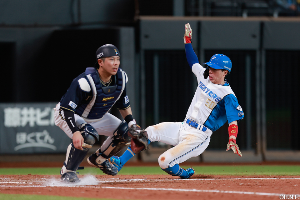 7回裏、生還する五十幡選手