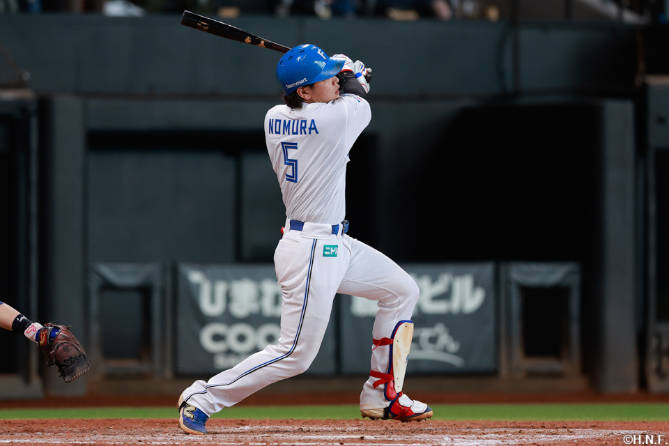 ８回裏、レフトへ本塁打を放つ野村選手01