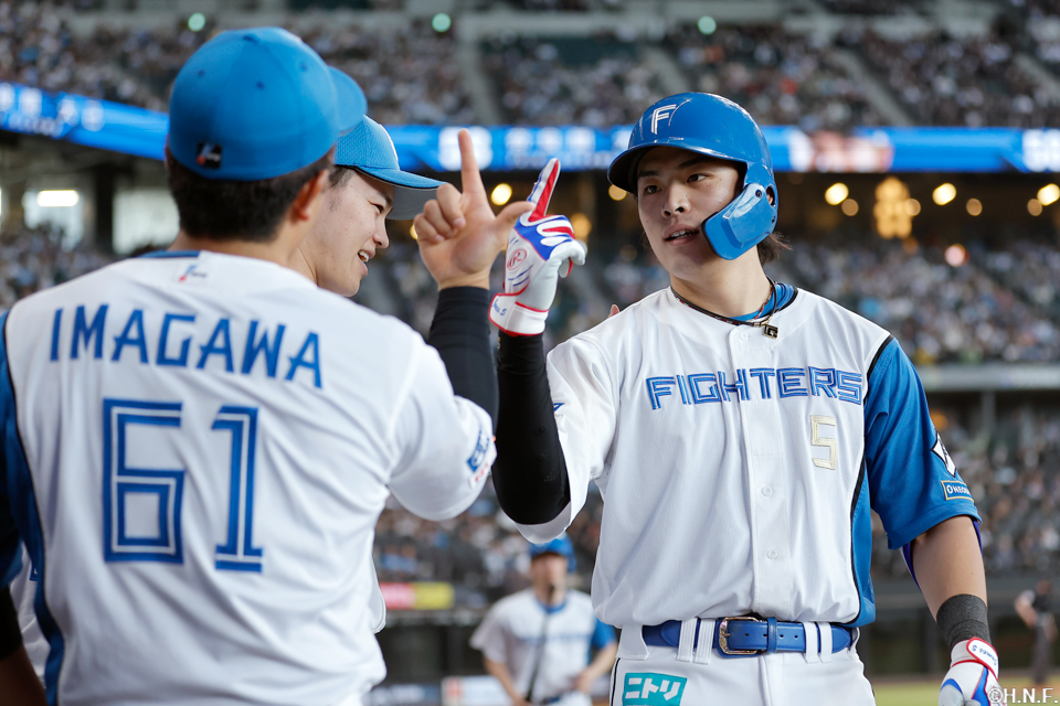 ８回裏、レフトへ本塁打を放つ野村選手02