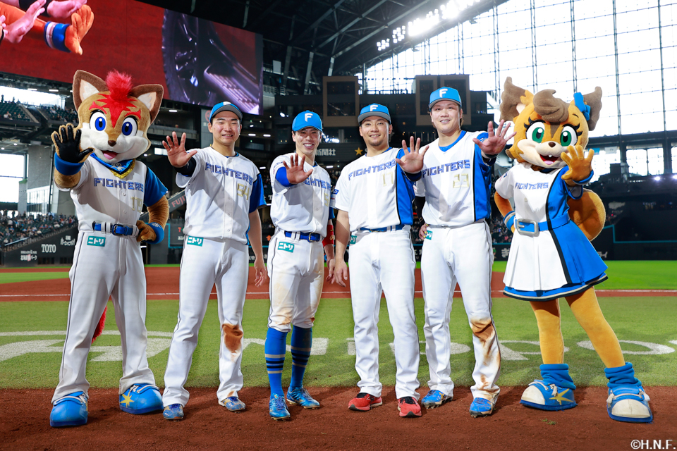 ヒーロの五十幡選手、山縣選手、伏見選手、伊藤投手05