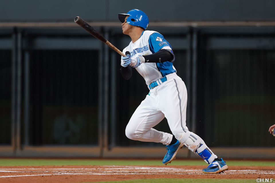 2回裏、ライトへ二塁打を放つ万波選手