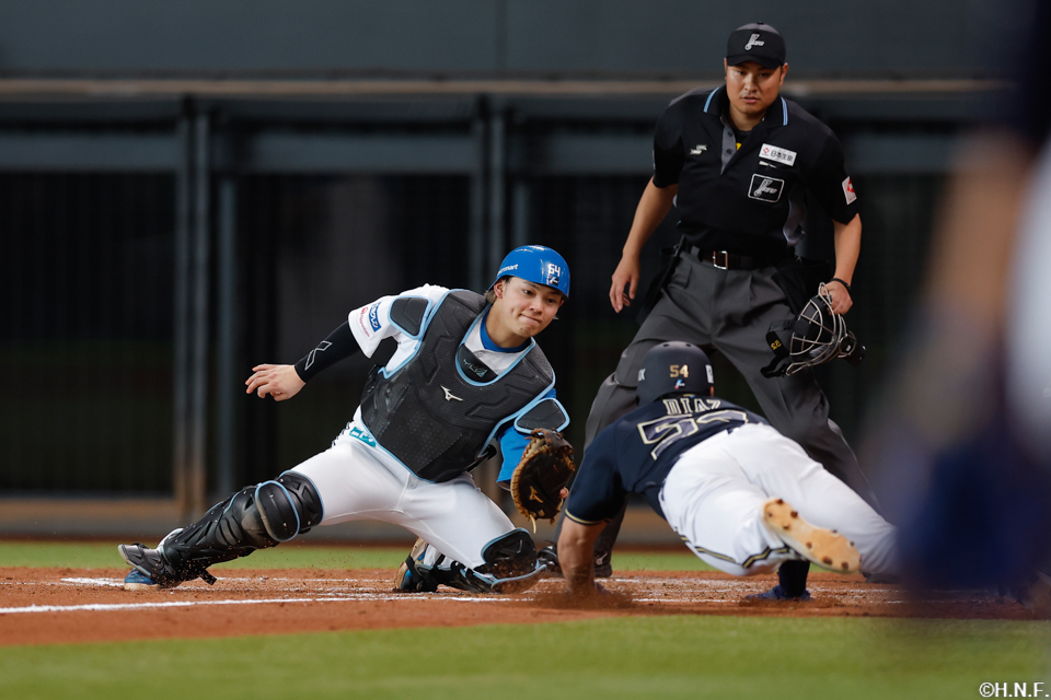 4回表、二塁走者をアウトにする田宮選手