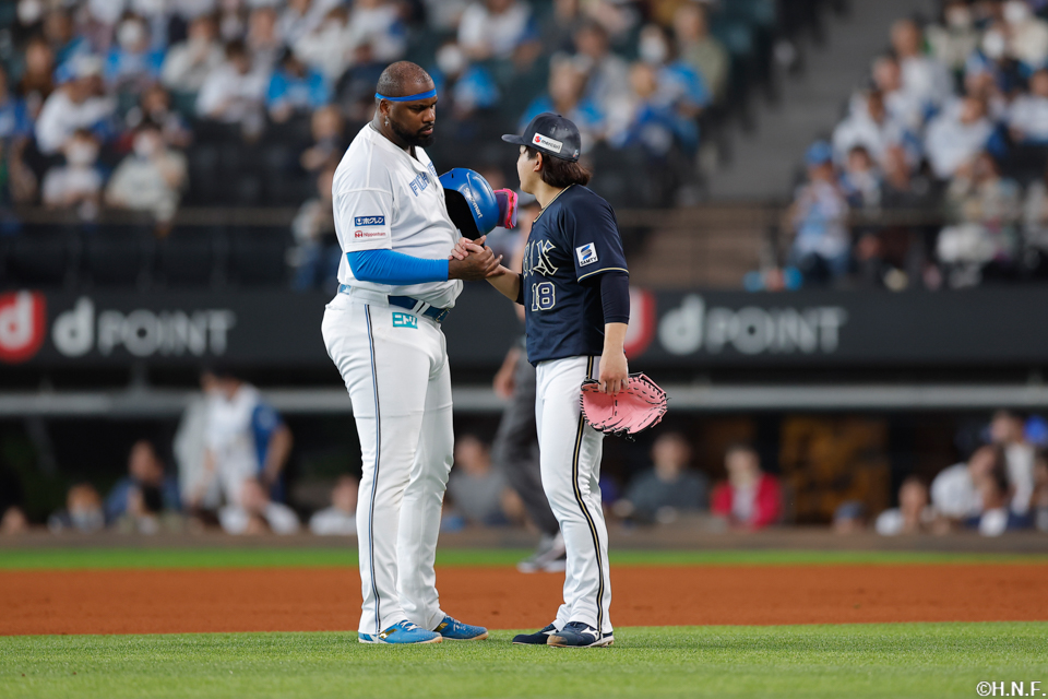 4回裏、レイエス選手とバファローズ宮城投手