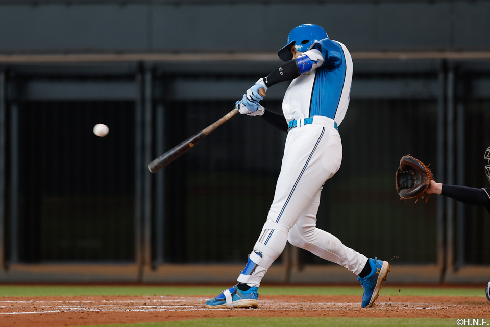 5回裏、ライトへヒットを放つ万波選手