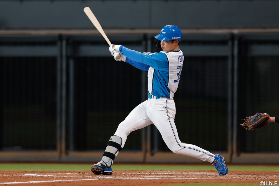 5回裏、ライトへヒットを放つ石井選手01