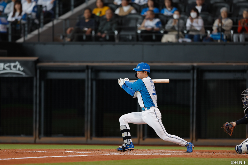 5回裏、ライトへヒットを放つ石井選手02