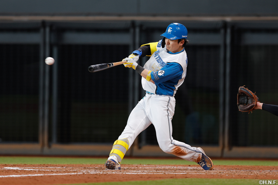 5回裏、ライトへ適時打を放つ水野選手