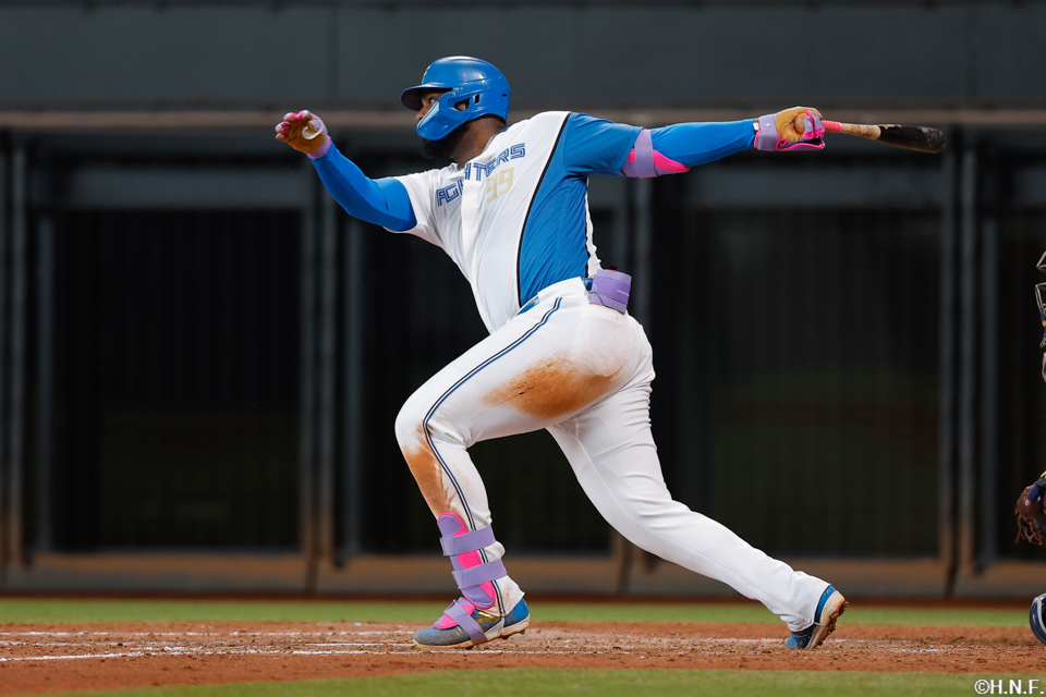 5回裏、センターへ2点適時打を放つレイエス選手