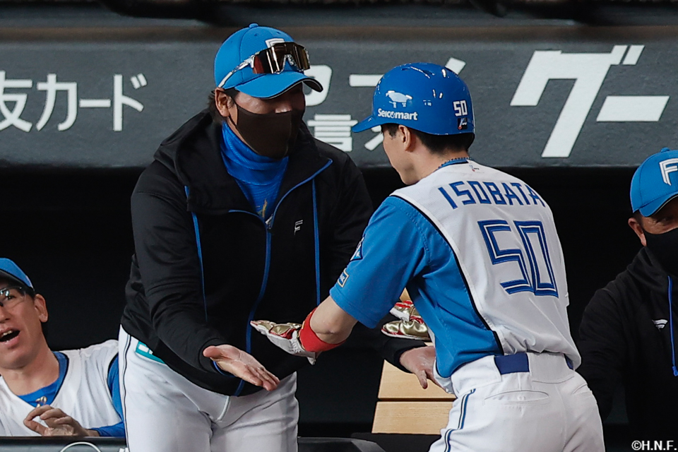 5回裏、五十幡選手を出迎える新庄監督