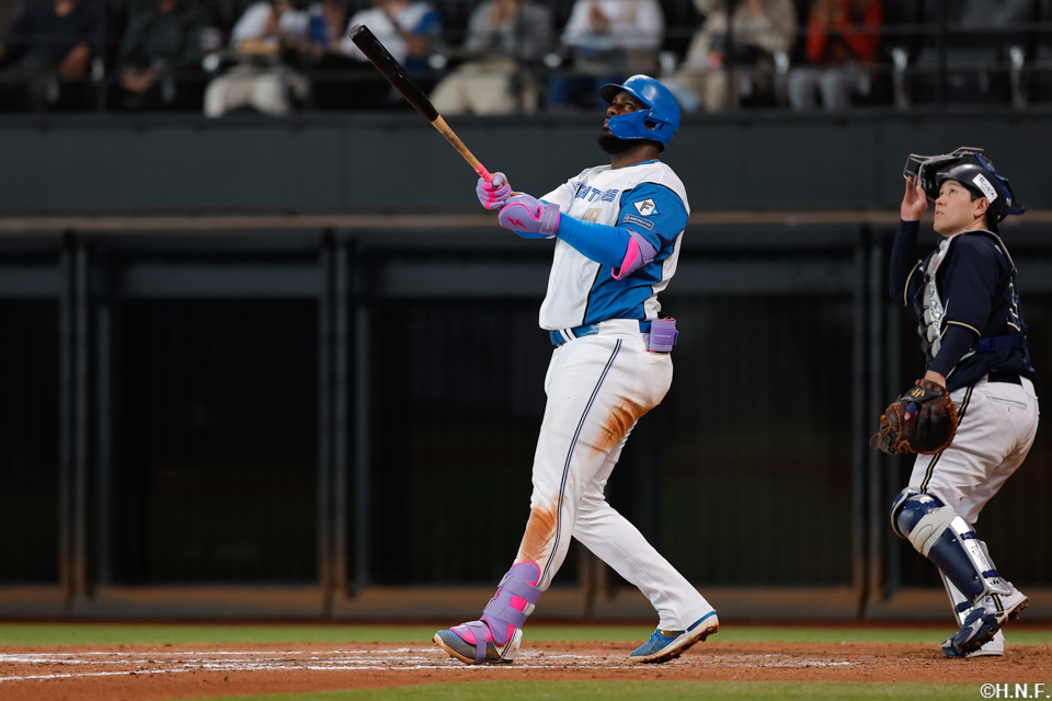 7回裏、レフトへ2ランを放つレイエス選手01