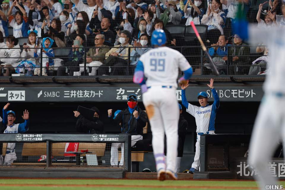 7回裏、レフトへ2ランを放つレイエス選手02