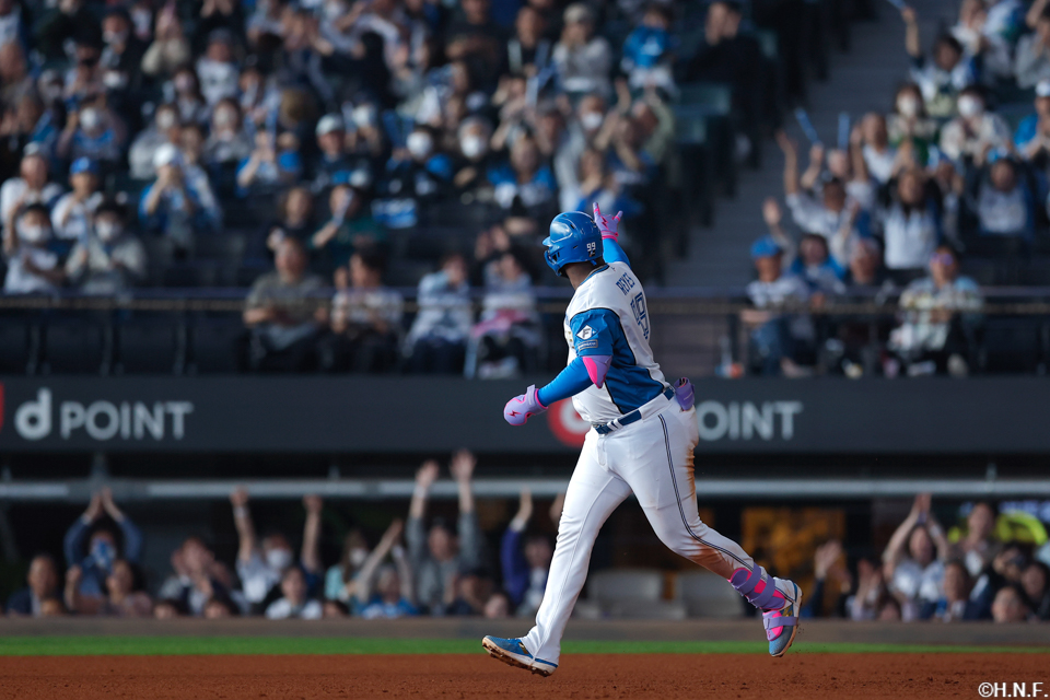 7回裏、レフトへ2ランを放つレイエス選手03