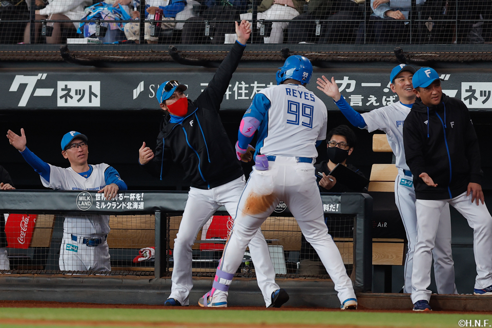 7回裏、レフトへ2ランを放つレイエス選手04