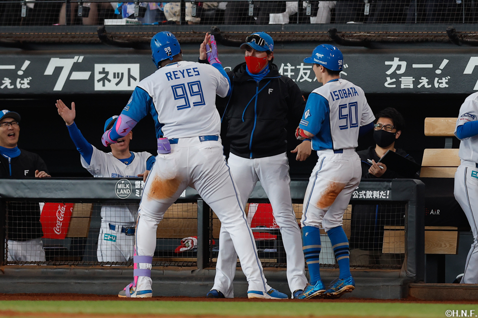 7回裏、レフトへ2ランを放つレイエス選手05