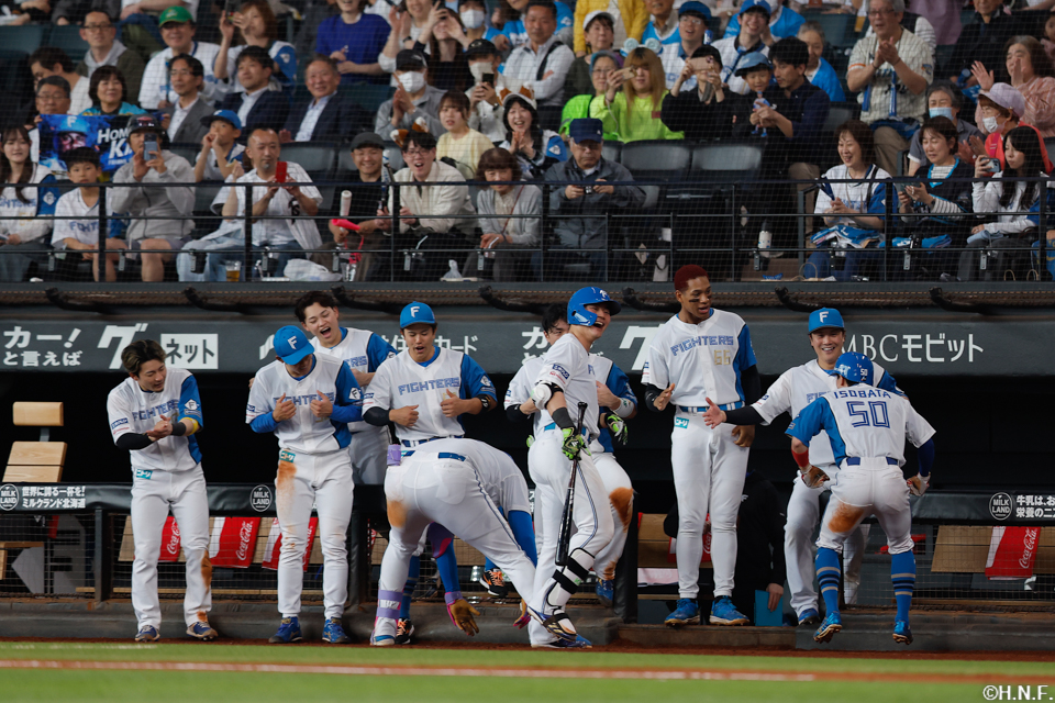 7回裏、レフトへ2ランを放つレイエス選手06