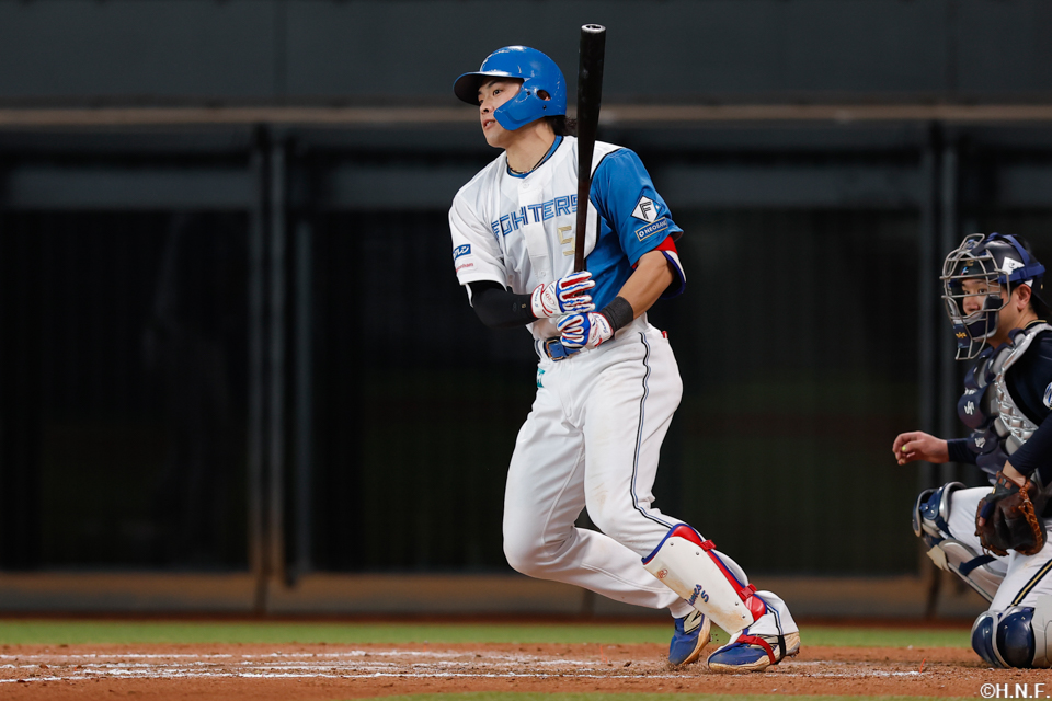 7回裏、レフトへヒットを放つ野村選手