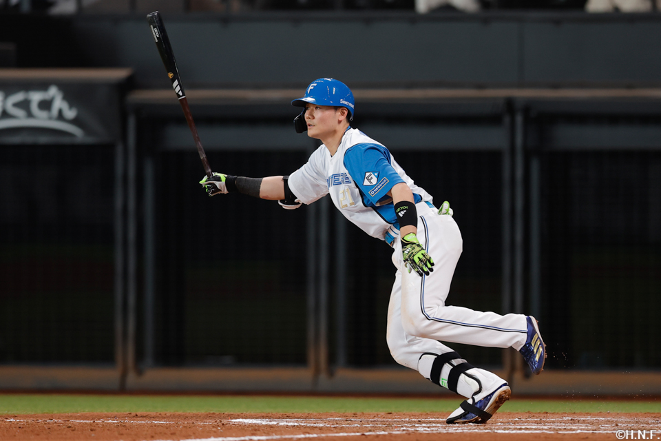7回裏、センターへヒットを放つ清宮選手