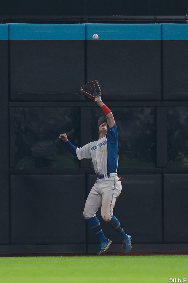 8回表、中飛を捕球する五十幡選手