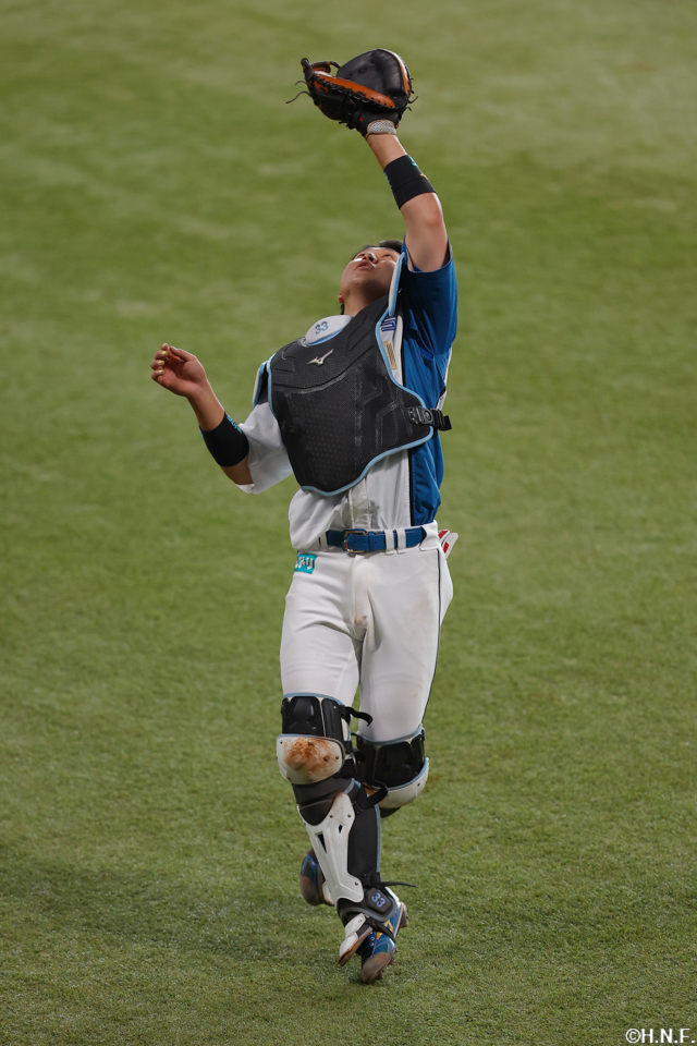 2回表、捕邪飛を捕球する田宮選手