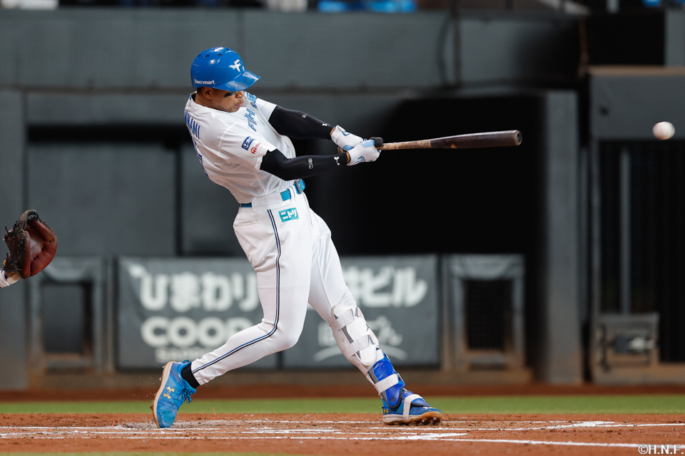 2回裏、レフトへヒットを放つ万波選手01