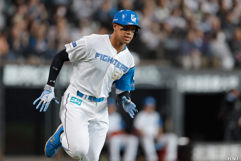 2回裏、レフトへヒットを放つ万波選手02