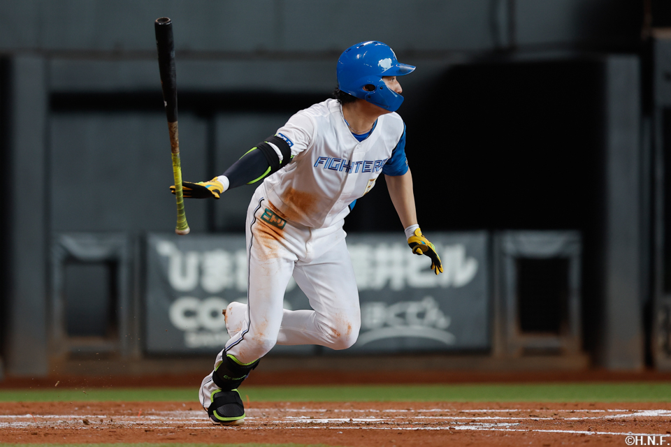 3回裏、レフトへヒットを放つ淺間選手