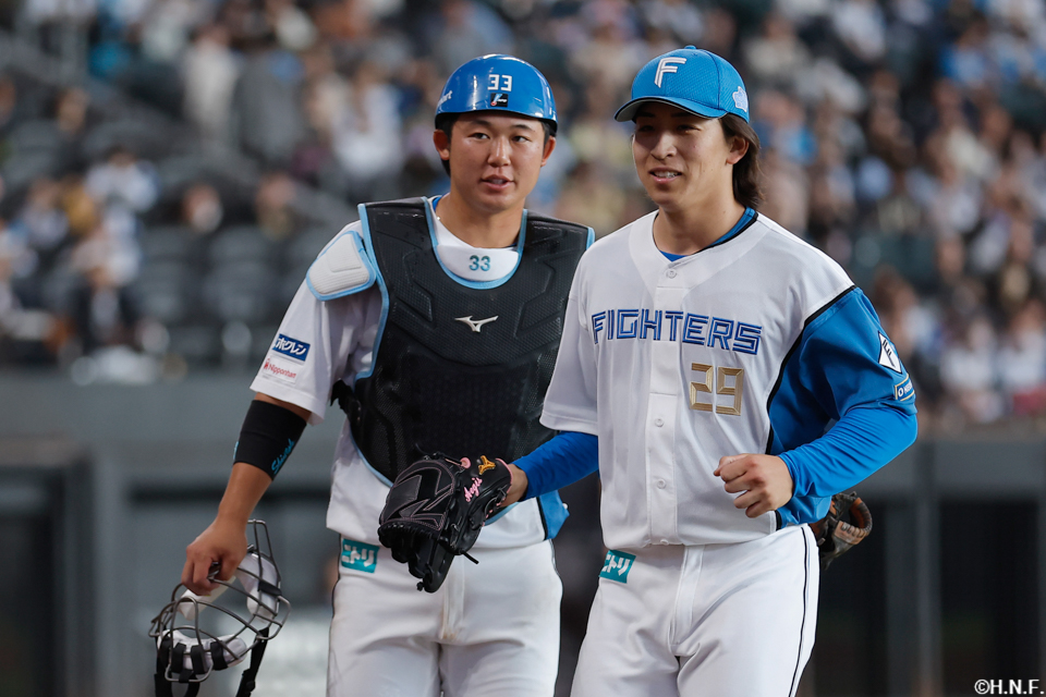 4回表を抑えた細野投手と進藤選手