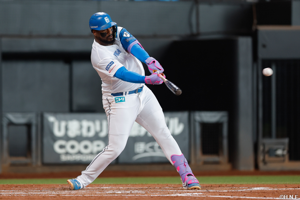 4回裏、センターへヒットを放つレイエス選手