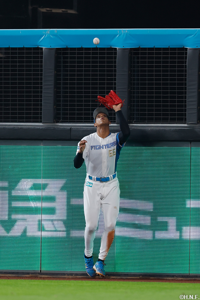 6回表、右飛を捕球する万波選手