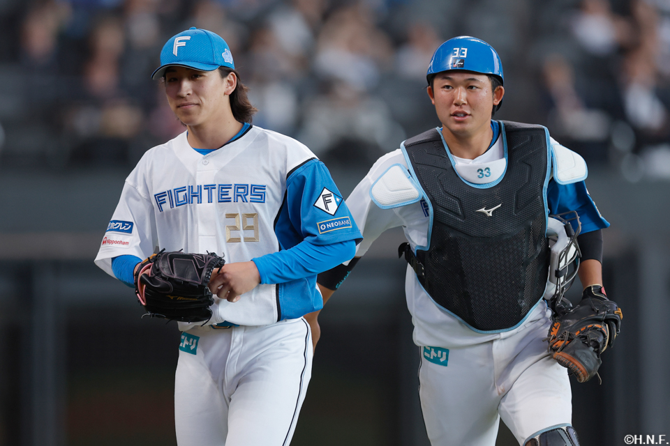 6回表を抑えた細野投手と進藤選手