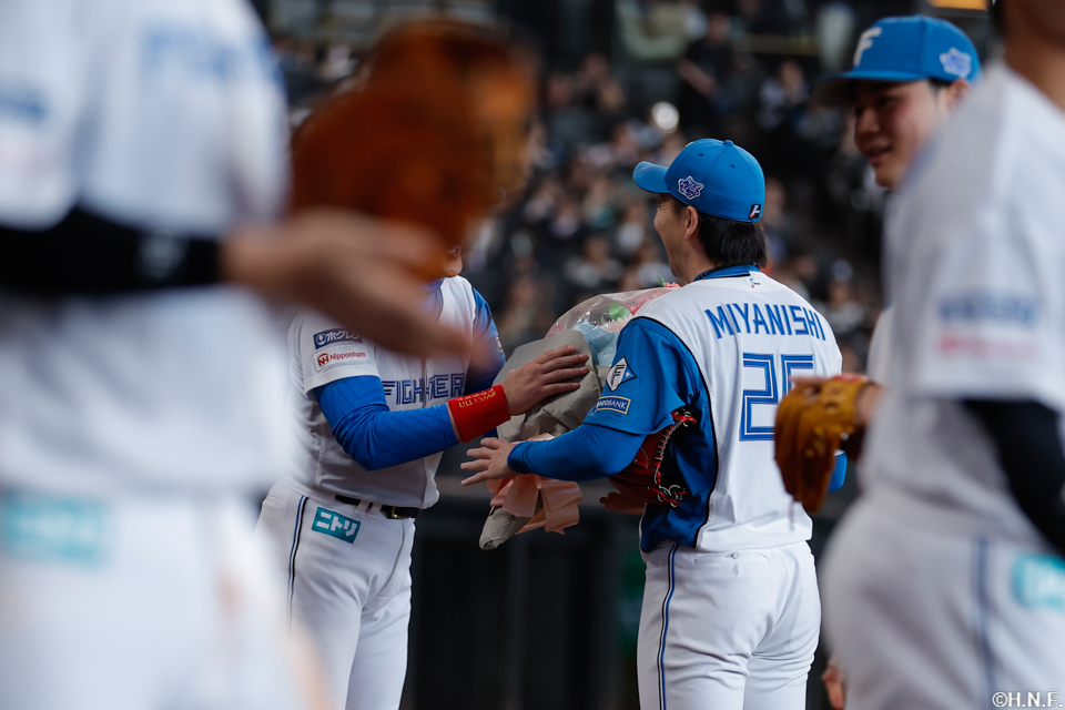 花束を受け取る宮西投手01