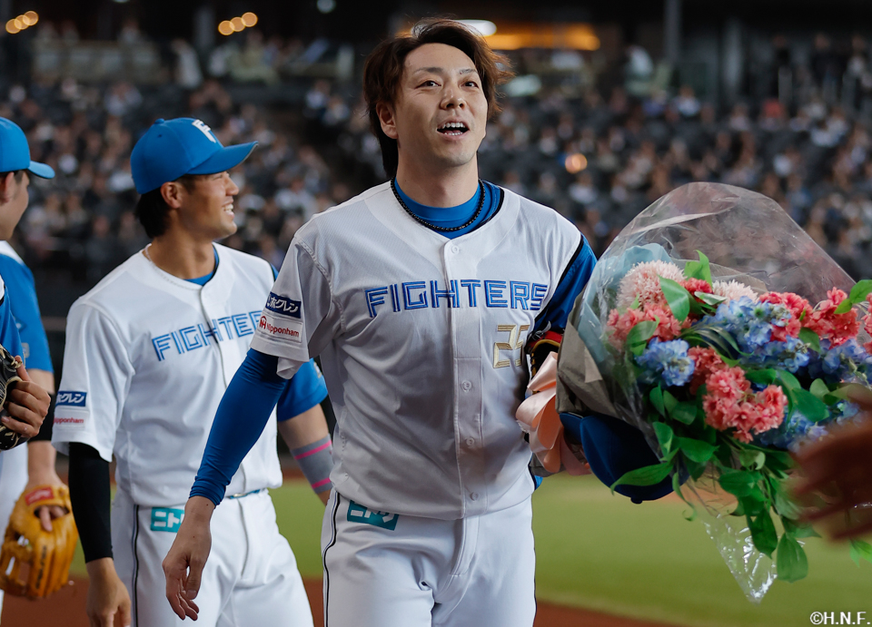 花束を受け取る宮西投手02