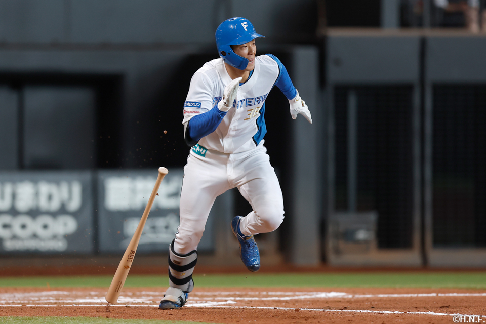 7回裏、ライトへヒットを放つ石井選手01