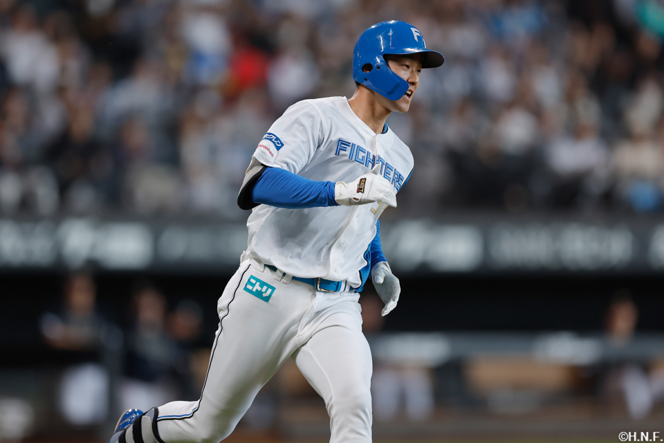 7回裏、ライトへヒットを放つ石井選手02