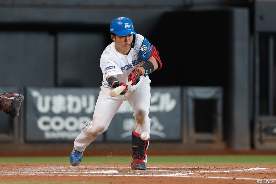 7回裏、犠打を決める進藤選手01