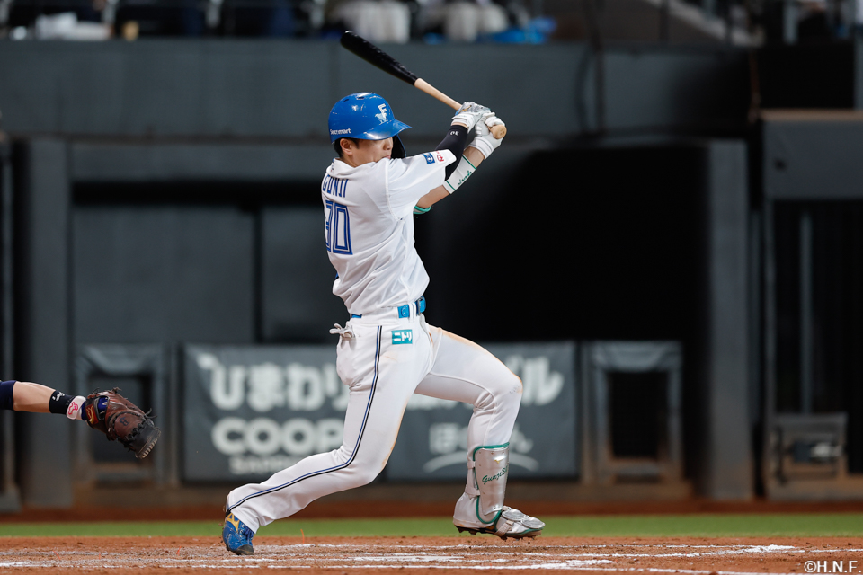 7回裏、レフトへ先制の2点適時打を放つ郡司選手