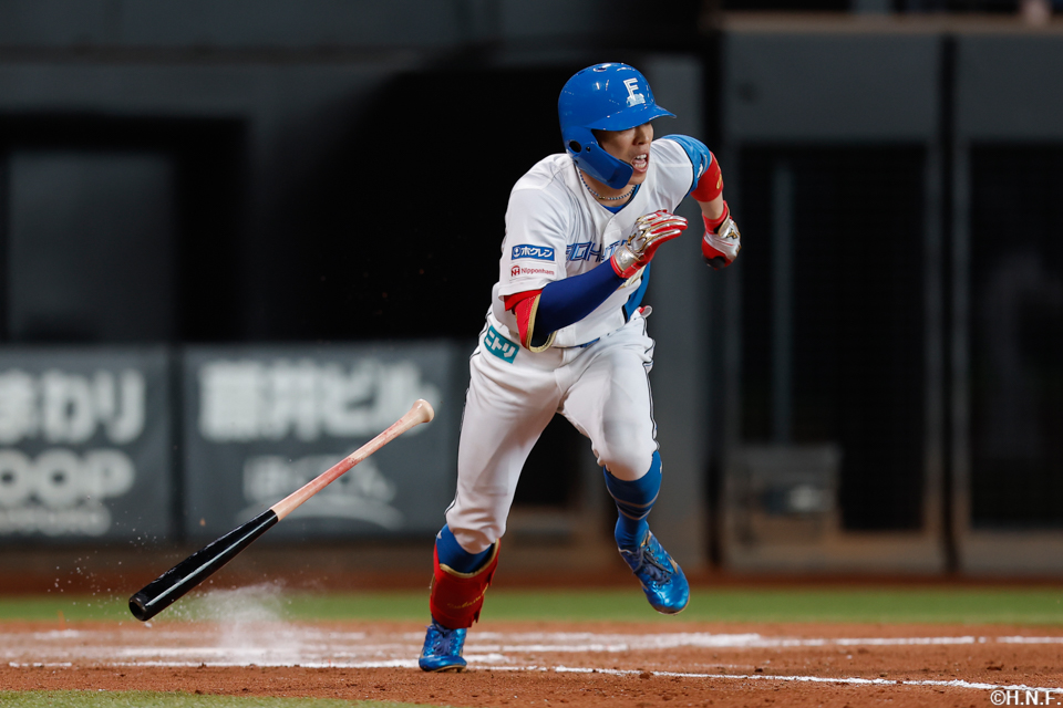 8回裏、ライトへヒットを放つ五十幡選手