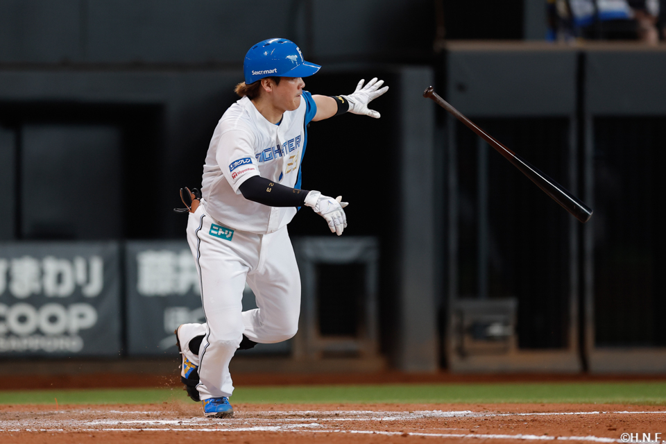 8回裏、レフトへ適時打を放つ伏見選手