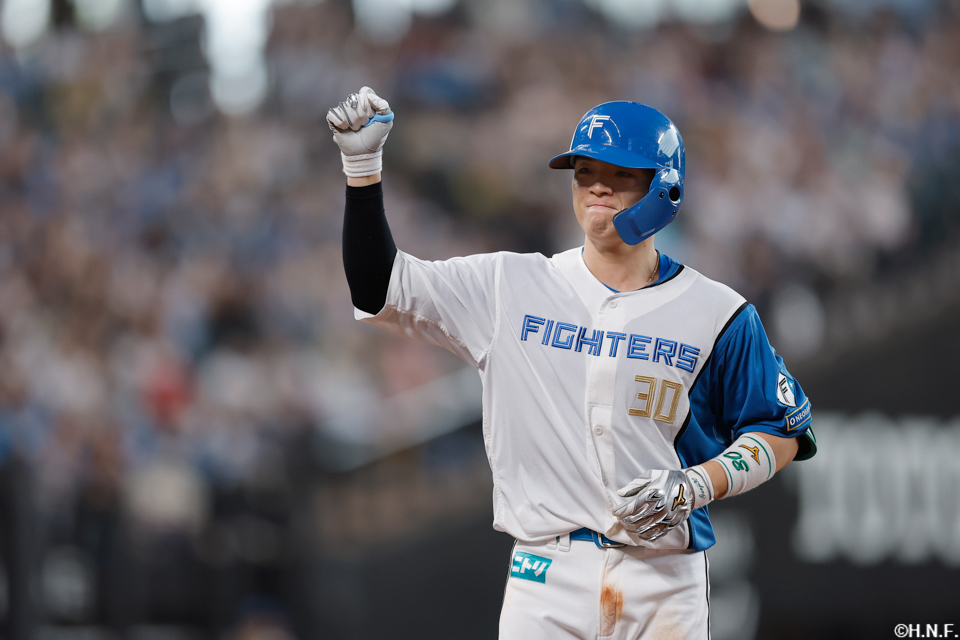 8回裏、センターへ2点適時打を放った郡司選手