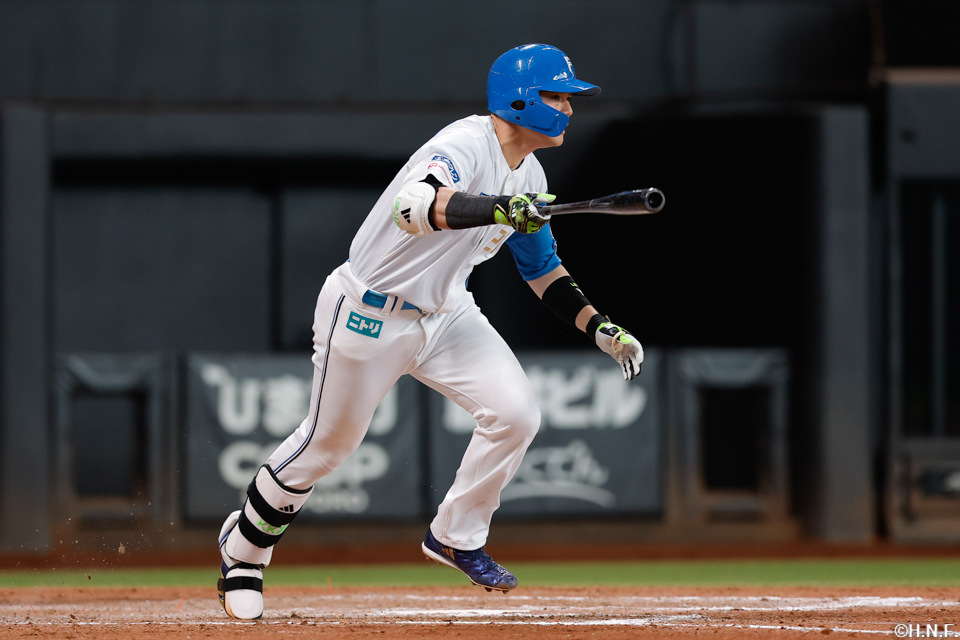 8回裏、ライトへヒットを放つ清宮選手