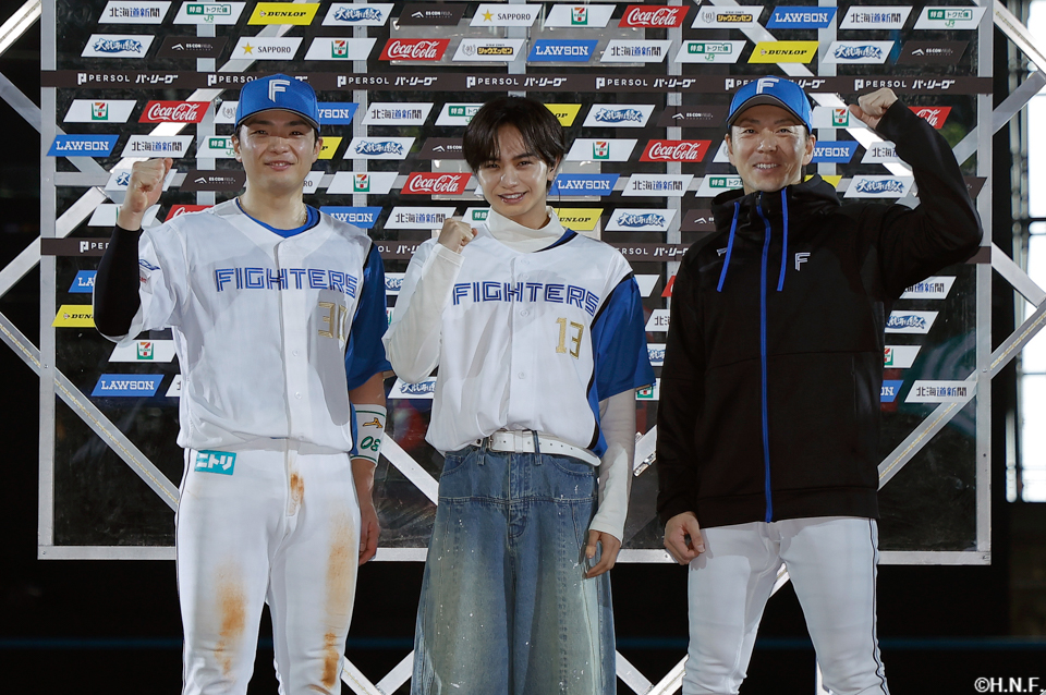 ヒーローの郡司選手、宮西投手、スペシャルインタビュアーを務めた中島健人さん