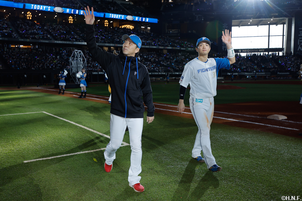 ヒーローの宮西投手と郡司選手01