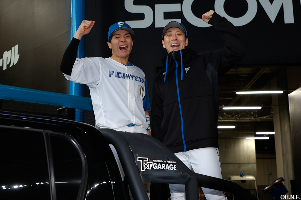 ヒーローの宮西投手と郡司選手02