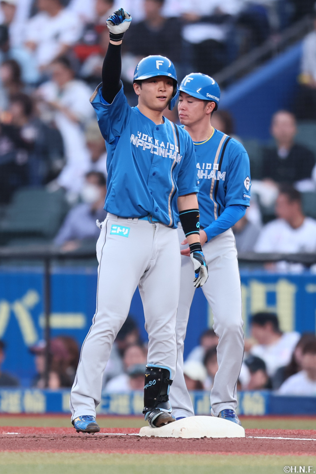 1回表、ライトへヒットを放った郡司選手