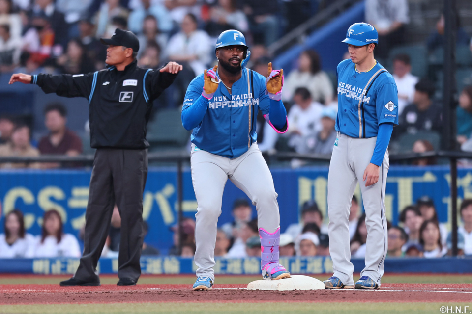 1回表、センターへヒットを放ったレイエス選手