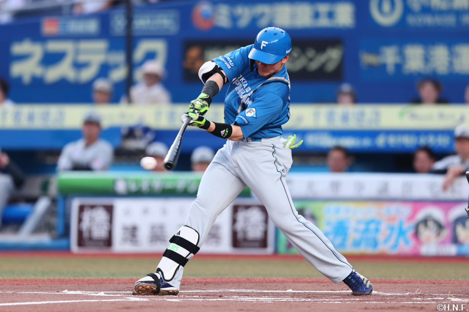 1回表、ライトへ先制の適時打を放つ清宮選手