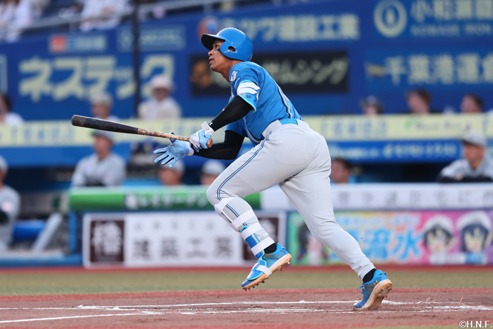 1回表、センターへ適時二塁打を放つ万波選手