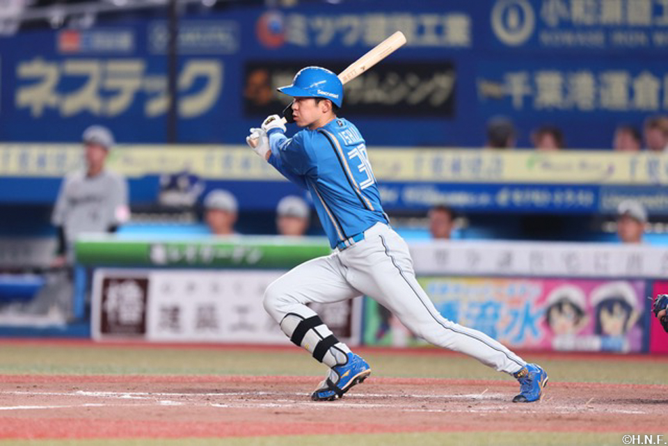 4回表、ライトへヒットを放つ石井選手