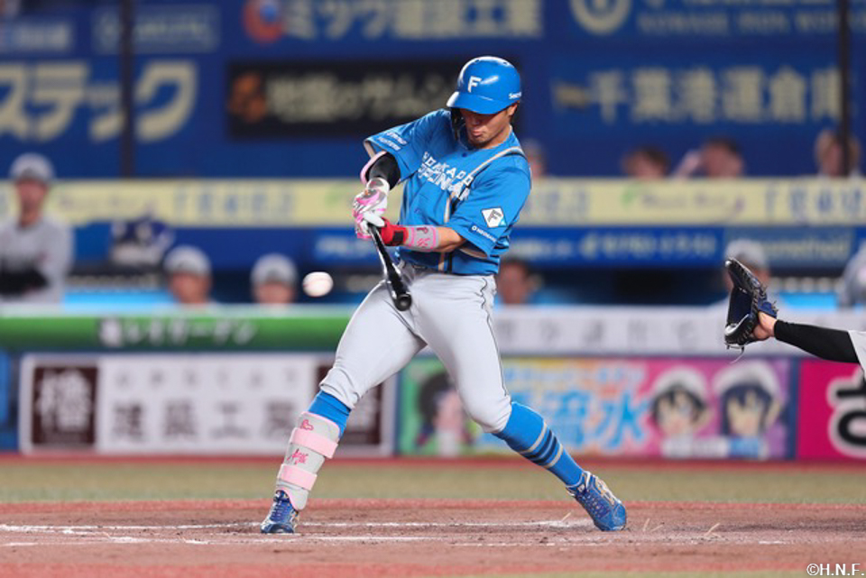 4回表、センターへ適時打を放つ細川選手01