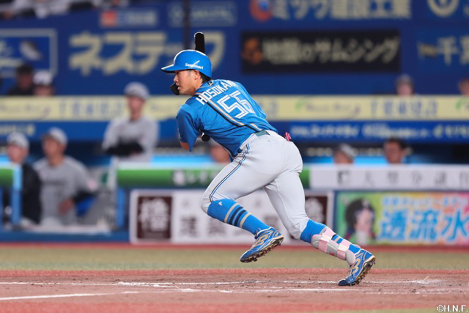 4回表、センターへ適時打を放つ細川選手02.